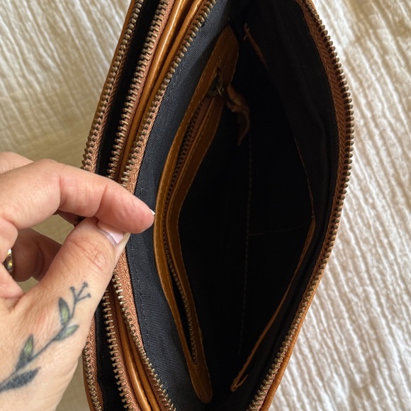 Wanderers Travel Co Tan Leather Crossbody Bag - Picture 5 of 14